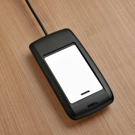 Настольный контрольный считыватель PERCo IR15.3 карт EMM/HID