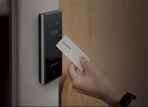 Мультиформатный терминал Suprema X-Station 2 XS2-DPB с идентификацией по картам, смартфонам и пин-кодам