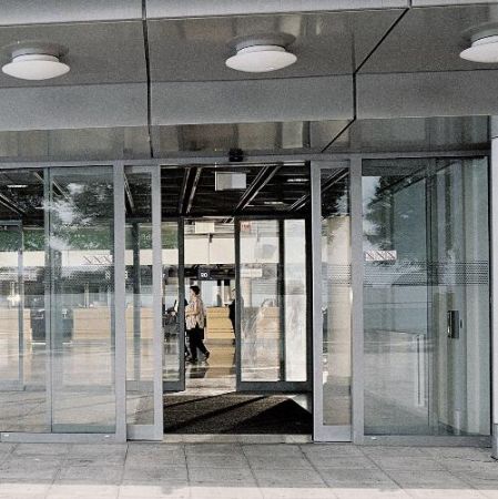 Автоматическая раздвижная дверь dormakaba ST FLEX, двухстворчатая, с кнопкой K3 Автоматическая раздвижная дверь dormakaba ST FLEX, двухстворчатая, с кнопкой K3