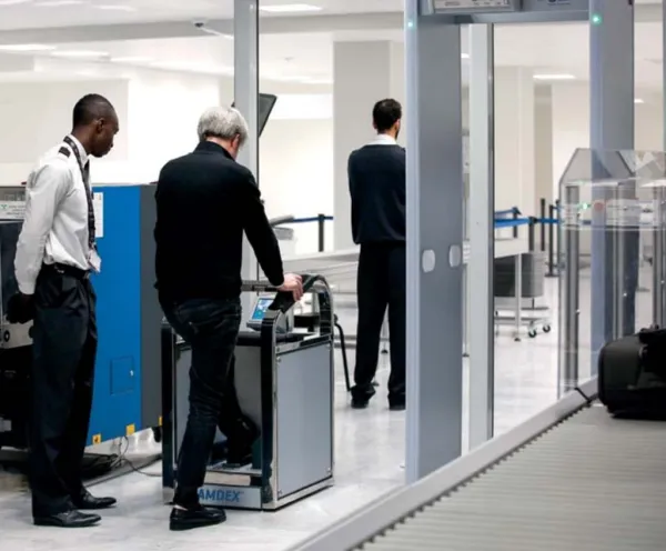 Автоматический сканер обуви Ceia SAMDEX c обнаружением взрывчатых веществ Автоматический сканер обуви Ceia SAMDEX c обнаружением взрывчатых веществ