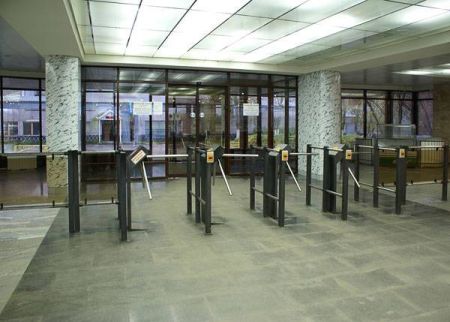 Турникет-трипод PERCo-TTR-04.1R из окрашенной стали, светло-бежевый (с планками)