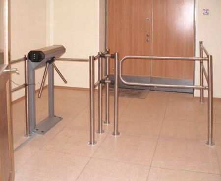 Электронная проходная PERCo-KT02.9 с активированным ПО PERCo-SS01 с планками Антипаника