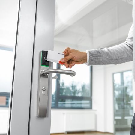 Электронный замок dormakaba c-lever pro (черный, узкий, offline, 92 мм, левый, ручки HA, шток 8 мм)