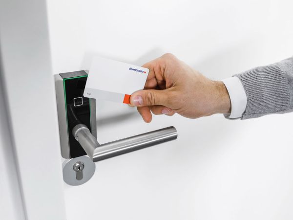 Электронный замок dormakaba c-lever compact