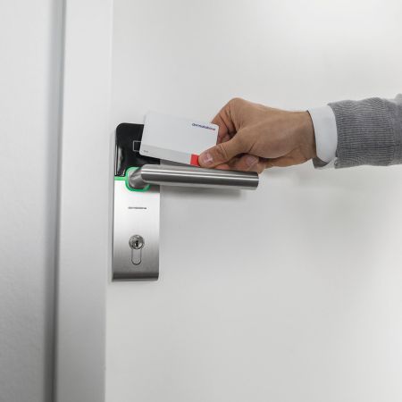Электронный замок dormakaba c-lever air (широкий)